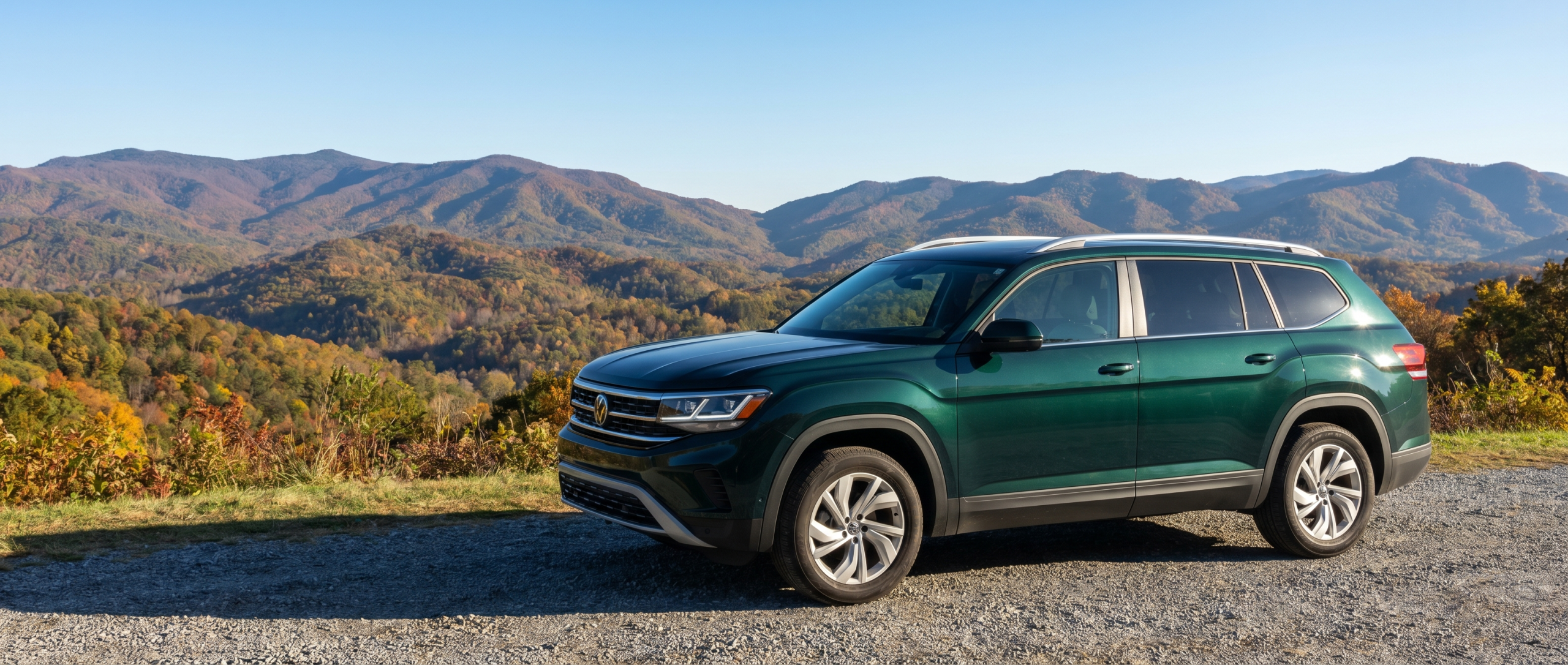 Volkswagen Atlas with 4MOTION® all-wheel drive parked near a scenic mountain overlook in Spartanburg, SC.
