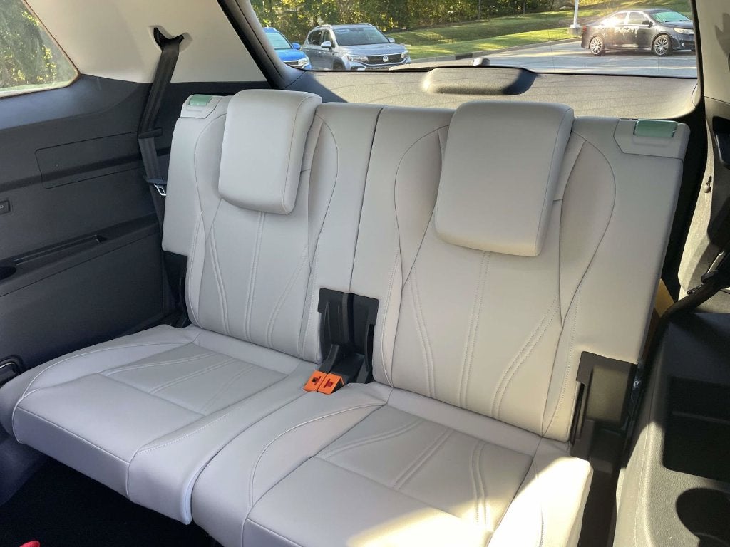 2027 Volkswagen Atlas 2.0T SE w/ Technology