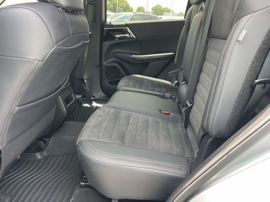 2024 Mitsubishi Outlander Base