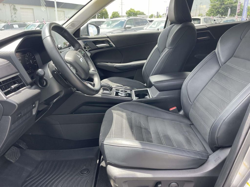 2024 Mitsubishi Outlander Base