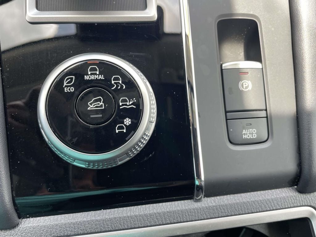 2024 Mitsubishi Outlander Base