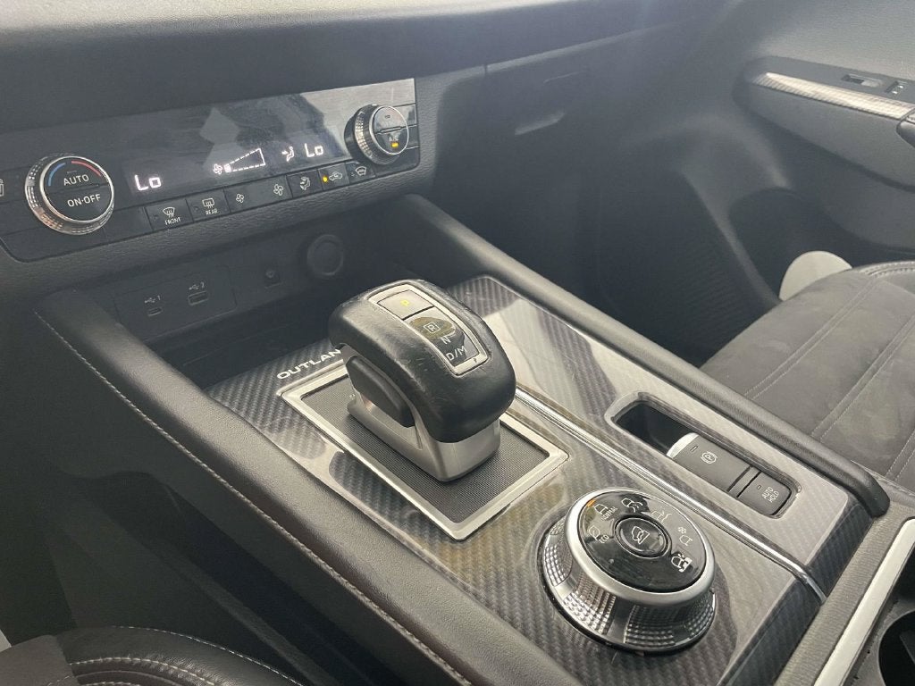 2022 Mitsubishi Outlander Base