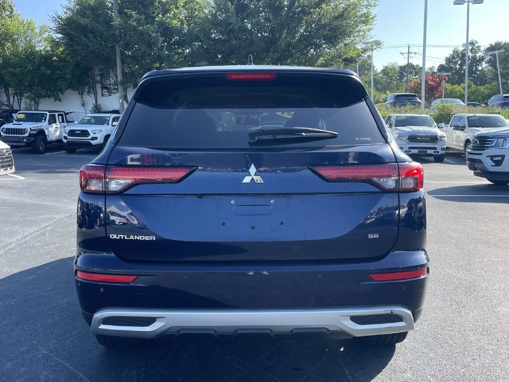 2022 Mitsubishi Outlander Base