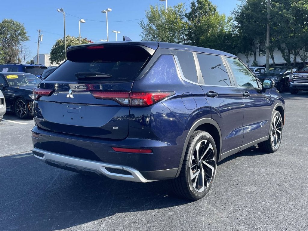 2022 Mitsubishi Outlander Base