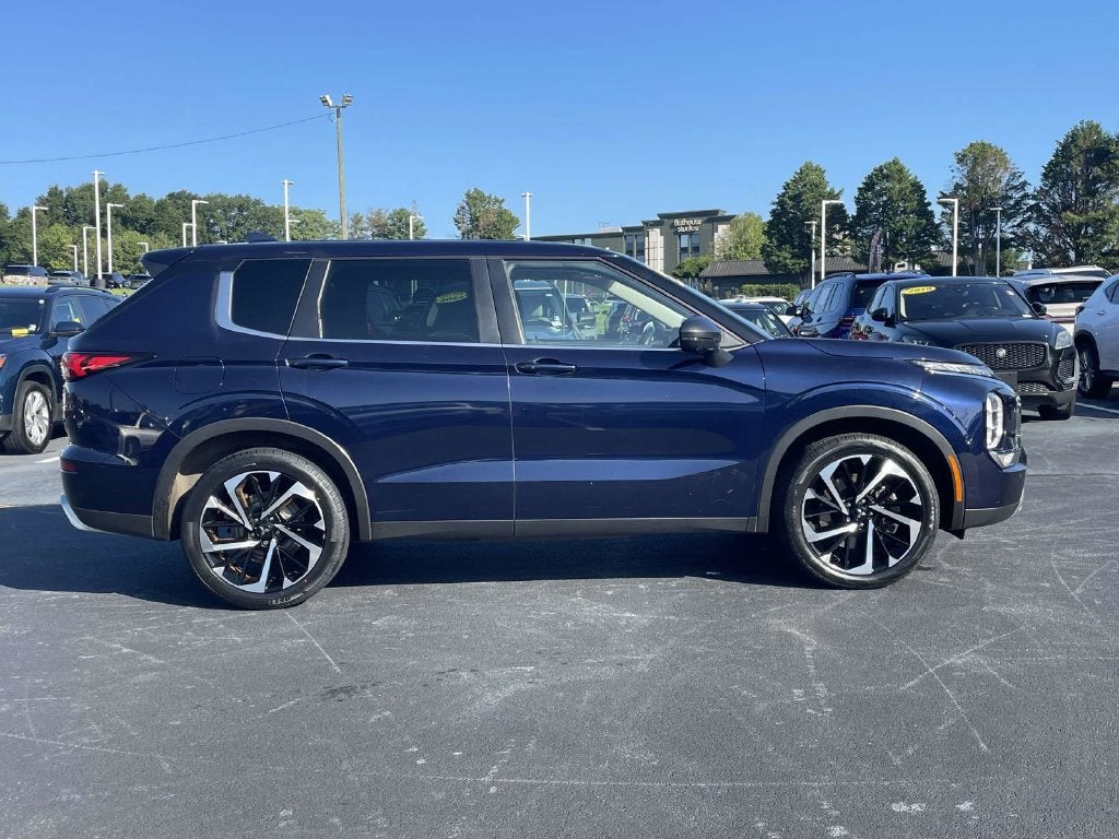 2022 Mitsubishi Outlander Base